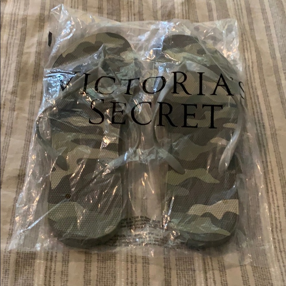 *BRAND NEW* PINK CAMOUFLAGE FLIP FLOPS IN MEDIUM